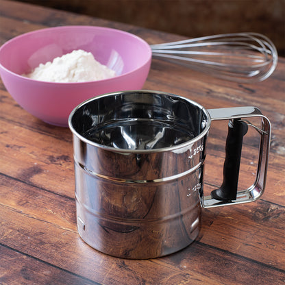 Spargi farina e zucchero a velo