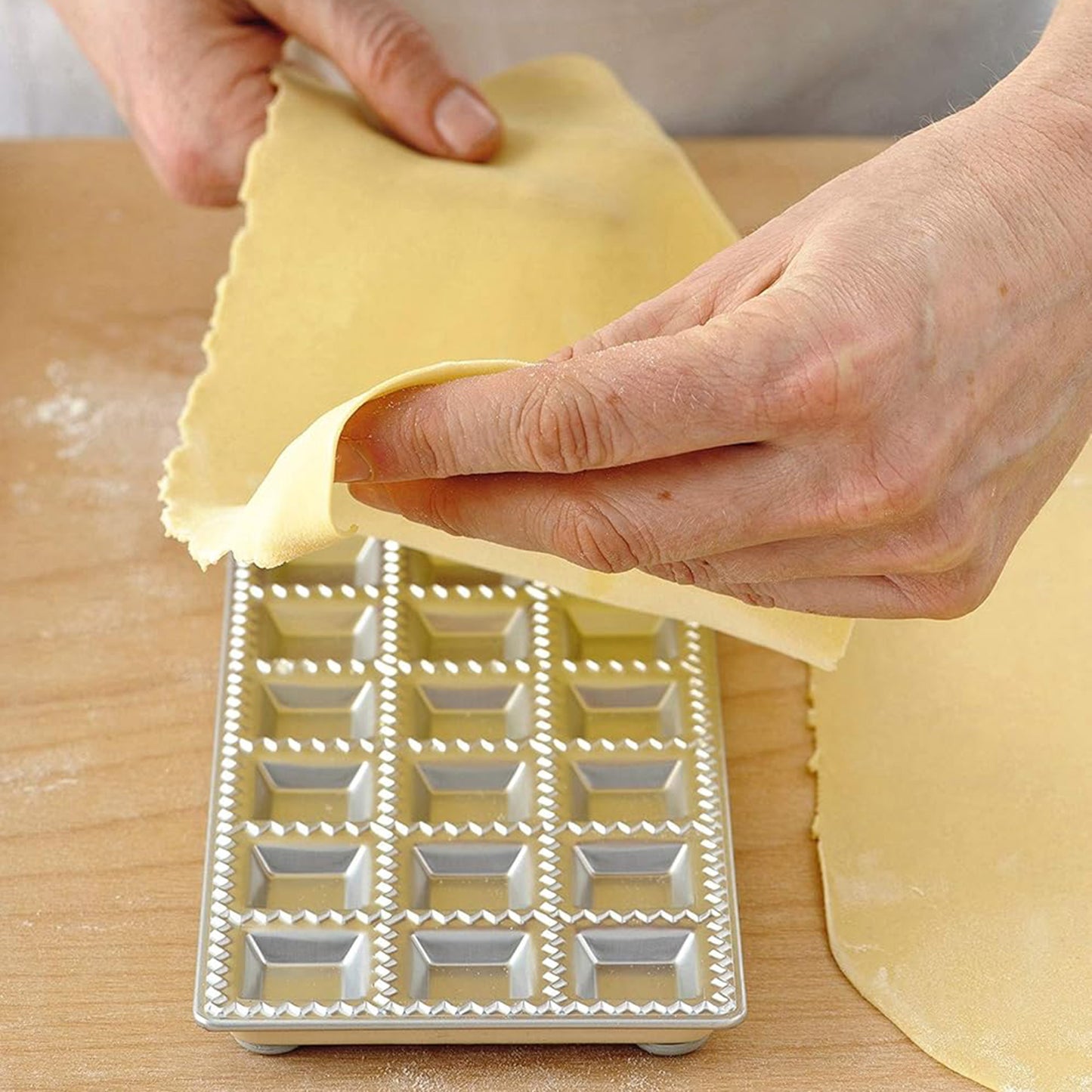 Stampo per ravioli quadrati 24 impronte, Fackelmann